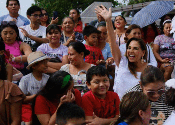 Mara Lezama regala rehiletes, calidez y orgullo en un desfile donde las calles de Chetumal vibraron de patriotismo