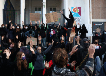 Francia se moviliza: bloqueos y disturbios en París por ajuste fiscal de Macron