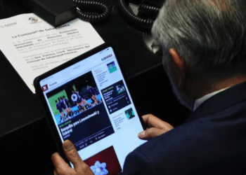 Adán Augusto, otra vez cazado viendo partidos en el Senado