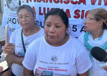 El colectivo Madres Buscadoras de Quintana Roo confirmó que permanece en contacto con la Fiscalía estatal tras el hallazgo de cuatro cuerpos en una fosa clandestina en Puerto Morelos. Los restos están siendo analizados para determinar si pertenecen a personas reportadas como desaparecidas.