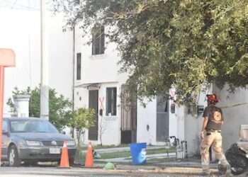 ¡TERROR EN NACHICOCOM! VUELCA AUTOBÚS CON NIÑOS Y EMBARAZADA ATRAPADOS