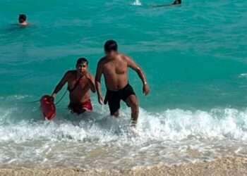 Vuelve a nacer: Dramático rescate de turista en Playa Delfines Cancún