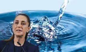 El agua es del pueblo”: Sheinbaum firma histórico acuerdo para salvarla Ciudad de México. – En un movimiento que busca cambiar la historia hídrica del país, la presidenta Claudia Sheinbaum firmó hoy el Acuerdo Nacional por el Derecho Humano al Agua. Acompañada por gobernadores y el sector empresarial, la mandataria dejó claro el mensaje: el agua deja de verse como mercancía para garantizarse como un derecho.  Lo que generó conversación fue la magnitud del pacto. No es solo papel mojado; el acuerdo incluye un plan masivo de tecnificación de riego para recuperar millones de metros cúbicos que hoy se desperdician en el campo. Además, se blindará el recurso para que la prioridad sea siempre el consumo humano, antes que cualquier industria.  “Se acabó el desorden en las concesiones”, advirtieron autoridades de la Conagua presente en el evento. Este pacto busca evitar que sequías futuras dejen sin abasto a las ciudades, un fantasma que ha recorrido el norte y centro de México en los últimos años.  La firma de este documento marca el inicio de una reestructuración total en cómo gestionamos cada gota en México. ¿Será suficiente para frenar la crisis? El tiempo y las tuberías lo dirán.
