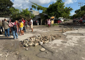 Vecinos de la Región 226 bloquean calle en Cancún por baches tras las lluvias