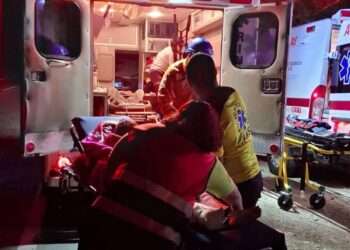 ¡TERROR EN NACHICOCOM! VUELCA AUTOBÚS CON NIÑOS Y EMBARAZADA ATRAPADOS