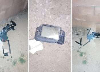 Narco-Tech en Sinaloa: Desmantelan fábrica de drones explosivos en Culiacán Culiacán, Sinaloa. – La guerra en Sinaloa tiene un nuevo frente tecnológico. Tras los recientes ataques aéreos que sembraron el miedo en la capital, elementos de la Secretaría de la Defensa Nacional (Sedena) localizaron y desmantelaron un laboratorio clandestino dedicado a la fabricación de drones explosivos. El hallazgo, realizado en una zona periférica de Culiacán, confirma lo que muchos temían: el crimen organizado ha industrializado el uso de estos dispositivos. En el lugar no solo se encontraron drones comerciales modificados, sino también impresoras 3D, cargas de explosivo C4 y sistemas de detonación remota listos para ser ensamblados. Lo que no pasó desapercibido para las autoridades militares fue el nivel de sofisticación del taller. Ya no son adaptaciones caseras; se trata de una línea de producción diseñada para atacar objetivos específicos y evadir la vigilancia tradicional. Este golpe a la logística del cártel podría frenar temporalmente los ataques aéreos, pero también revela la peligrosa evolución del armamento en la región. El caso seguirá generando atención conforme se analicen los dispositivos asegurados.