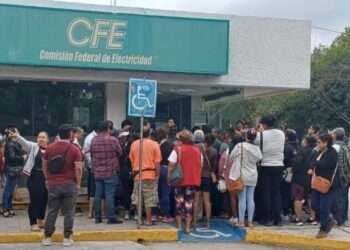Vecinos de Valle Verde protestan en Cancún por cobros excesivos de CFE