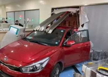 Conductora se estrella contra laboratorio en Cancún: hay dos heridas