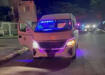 Combi se vuela paso peatonal en Playa del Carmen: hay 4 lesionados