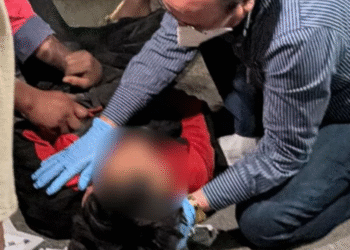 El show terminó en el pavimento: motociclista se accidenta tras hacer “caballito”