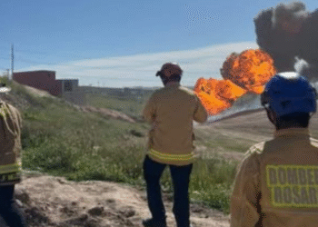 Explosión en ducto de Pemex provoca incendio y evacuaciones en Playas de Rosarito