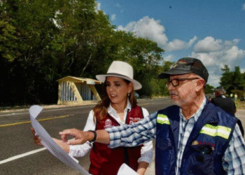 MARA LEZAMA ENTREGA CARRETERA REHABILITADA EN BACALAR