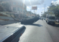 AUTO VUELCA TRAS DERRIBAR POSTE EN CANCÚN