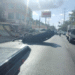 AUTO VUELCA TRAS DERRIBAR POSTE EN CANCÚN