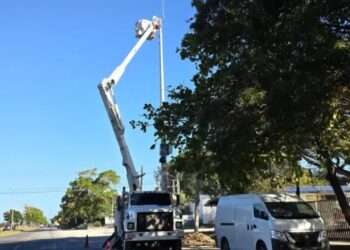 Cortes de energía y cierre de puertos en Chetumal por fuertes vientos