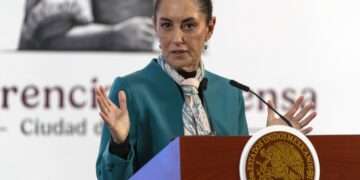 Sheinbaum llama a la humildad en el servicio público tras polémica por zapatos de ministro de la Corte