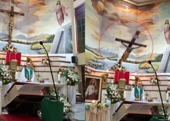 ¡LA CRUZ LO MATÓ EN PLENA MISA! Video Impactante
