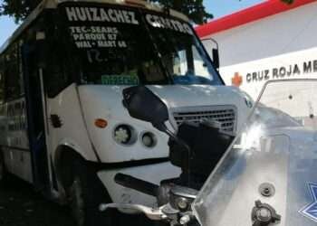 Atacan autobús con estudiantes en Sinaloa; chofer resulta herido