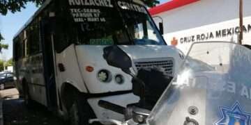 Atacan autobús con estudiantes en Sinaloa; chofer resulta herido