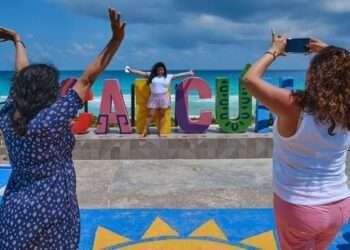Turistas denuncian cobros de hasta 550 pesos e intimidación por Visitax en el aeropuerto de Cancún